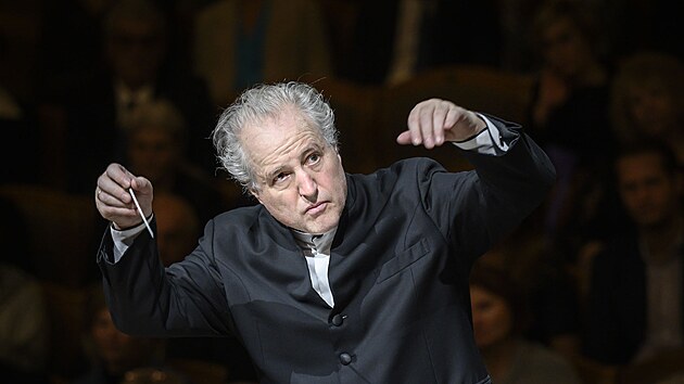 Dirigent Manfred Honeck dil koncert esk filharmonie v Rudolfinu.