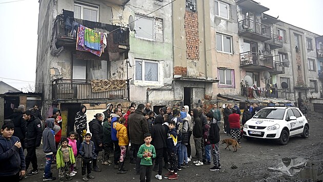 V jednom z byt v romsk osad v Trebiov se ztila podlaha. (15. listopadu 2022)