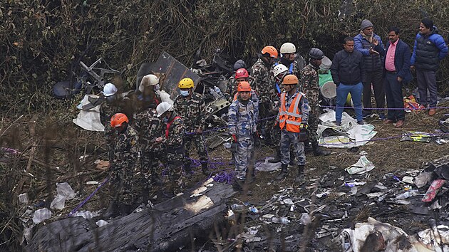 Zchrani prohledvaj msto havrie vraku osobnho letadla v Neplu, kter se ztilo s 68 civilnmi cestujcmi a 4 leny posdky na palub. (16. ledna 2023)