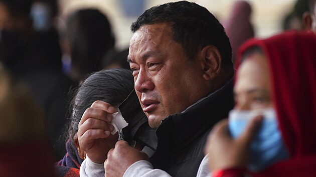 Mu ple, kdy v nemocnici v Pokhae ek na tlo obti leteckho netst v Neplu. (16. ledna 2023)