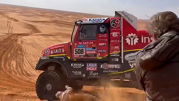 Divák zemřel po kolizi s Lopraisem, ten následně z Dakaru odstoupil