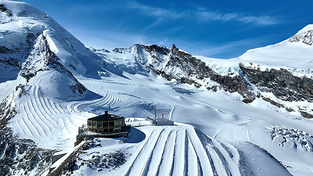 vcarsk stedisko Saas-Fee vkantonu Wallis vs ohrom  kulisou, kterou tu ztvruje nkolik tytiscovch vrchol svrajcch sjezdovky do skalnatho trychte