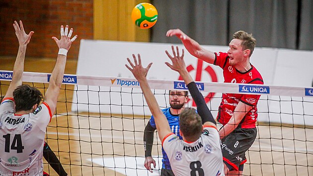 eskobudjovick Martin Licek smeuje v utkn proti Karlovarsku.