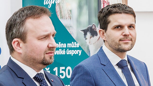 Ministr prce a socilnch vc Marian Jureka (KDU-SL) a 1. nmstek ministra ivotnho prosted Petr Hladk (KDU-SL) na tiskov konferenci k dotanmu programu Nov zelen sporm - Light. (11. ledna 2023)