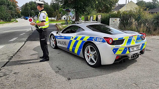 Policie loni v lt do sluby zapojila Ferrari F 142 - 458 Italia, kter pochzelo z trestn innosti.