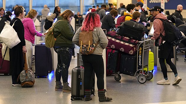 Americk� ��ad pro civiln� letectv� (FAA) na��dil aerolink�m v USA, aby do 15:00 SE� zastavily v�echny pl�novan� odlety. D�vodem je z�vada na varovn�m syst�mu. (11. ledna 2023)