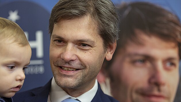Na v�sledky voleb se p�ipravuje sen�tor Marek Hil�er s rodinou. (14. ledna 2023)