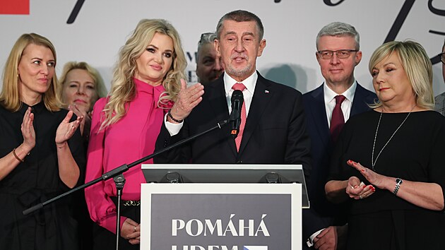 Předseda hnutí Andrej Babiš se svou ženou Monikou na tiskové konferenci volebního štábu na pražském Chodově. (14. ledna 2023)
