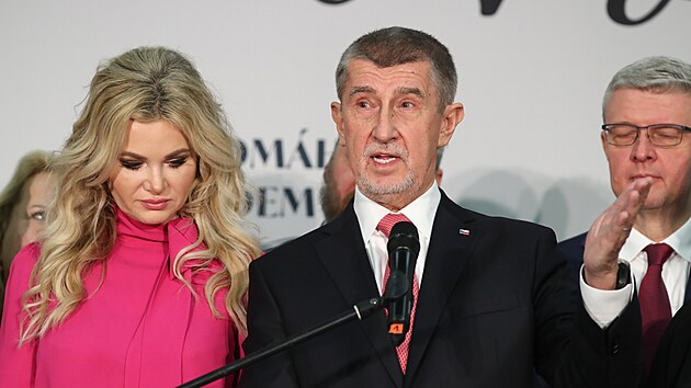 Pedseda hnut Andrej Babi se svou enou Monikou na tiskov konferenci volebnho tbu na praskm Chodov. (14. ledna 2023)