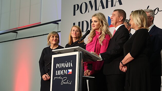 Pedseda hnut Andrej Babi se svou enou Monikou na tiskov konferenci volebnho tbu na praskm Chodov. (14. ledna 2023)