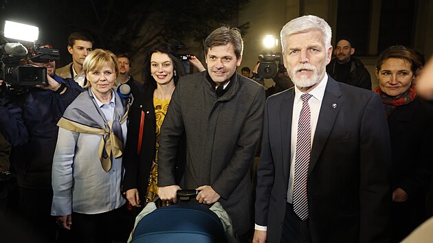 Marek Hilšer s manželkou dorazil do volebního štábu Petra Pavla. (14. ledna 2023)