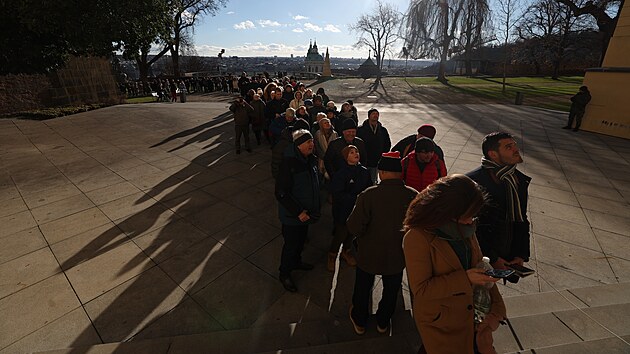 Lid stoj frontu, aby si mohli prohldnout korunovan klenoty. (17. ledna 2023)