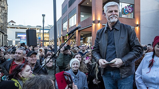 Prezidentsk kandidt Petr Pavel navtvil st nad Labem, na Kostelnm nmst ho pivtaly tisce lid. (17. ledna 2023)