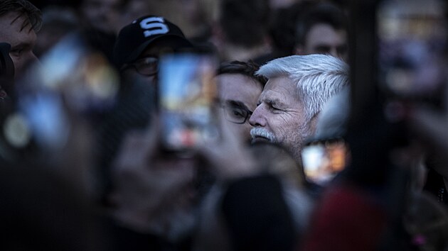 Prezidentsk kandidt Petr Pavel navtvil st nad Labem, na Kostelnm nmst ho pivtaly tisce lid. (17. ledna 2023)