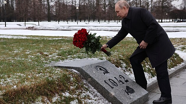 Rusk prezident Vladimir Putin pokld kytici na pomnk v Petrohrad pi pleitosti 80. vro prolomen leningradsk blokdy za druh svtov vlky. (18. ledna 2023)