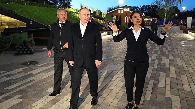 Dcera ruskho ministra obrany Sergeje ojgua Xenija ojguov po boku ruskho prezidenta Vladimira Putina (31. ervence 2022)