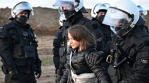 Nmet policist odvd vdskou klimatickou aktivistku Gretu Thunbergovou, kter se astn demonstrac proti likvidaci obce Ltzerath v souvislosti s tbou. (17. ledna 2023)