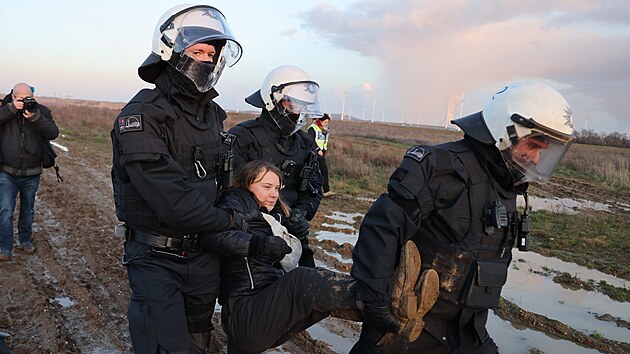 Nmet policist odvd vdskou klimatickou aktivistku Gretu Thunbergovou, kter se astn demonstrac proti likvidaci obce Ltzerath v souvislosti s tbou. (17. ledna 2023)