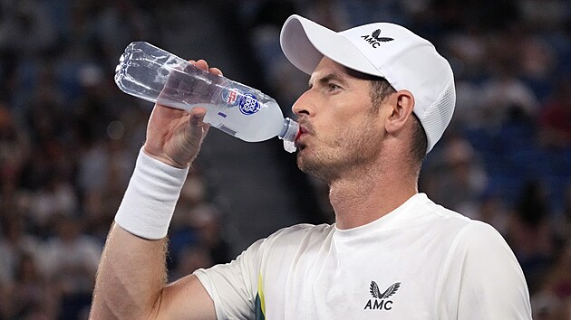 Brit Andy Murray dopluje tekutiny.