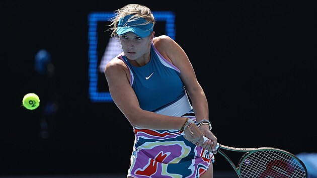 Linda Fruhvirtov returnuje v zpase druhho kola Australian Open.
