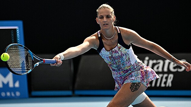 Karolína Plíšková se natahuje po balonku v zápase druhého kola Australian Open.
