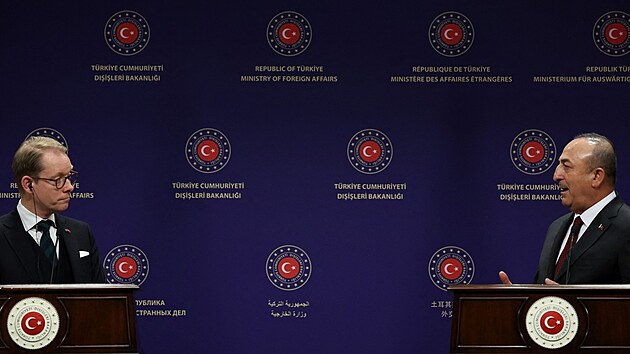 vdsk ministr zahrani Tobias Billstrm (vlevo) na tiskov konferenci se svm tureckm protjkem Mevltem avuogluem v Ankae (22. prosince 2022)