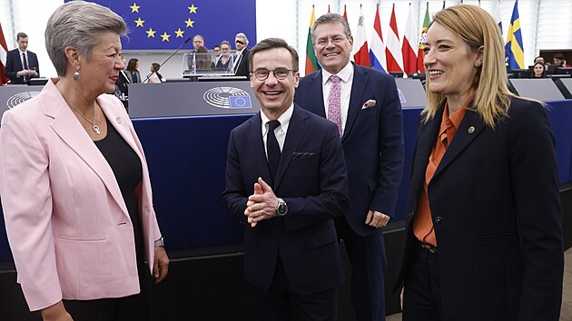 vdsk premir Ulf Kristersson (uprosted) s pedsedkyn Evropskho parlamentu Robertou Metsolovou (vpravo), eurokomisaem Maroem efoviem a eurokomisakou Ylvou Johanssonovou (17. ledna 2023)