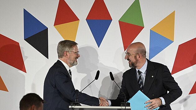 esk premir Petr Fiala (vlevo) a pedseda Evropsk rady Charles Michel (7. jna 2022)
