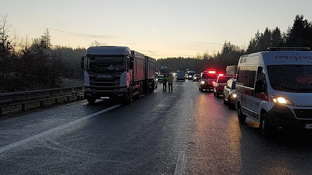 Na dlnici D3 na Tborsku se kvli nled stalo nkolik nehod. (12. ledna 2023)