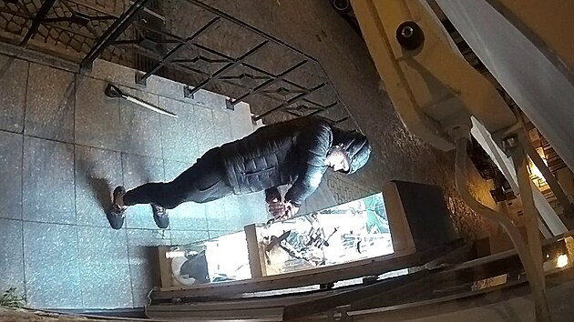 Kamera zachytila zlodje vykrdajc vlohu obchodu v eskm Krumlov. Policist po nich ptraj od 2. listopadu loskho roku.