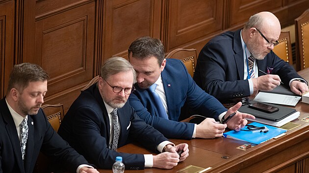 Premiér Petr Fiala a dalí ministi pi jednání Poslanecké snmovny na prvním...
