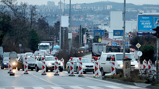 Na mostu v ulici Otakara Ševčíka v brněnských Židenicích byl kvůli jeho opravě zúžen provoz ze čtyř pruhů do dvou, což přineslo dopravní komplikace. Kolony však byly kratší, než se čekalo. (16.1.2023)