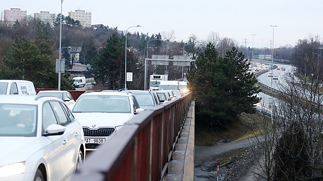 Na mostu v ulici Otakara evka v brnnskch idenicch byl kvli jeho oprav zen provoz ze ty pruh do dvou, co pineslo dopravn komplikace. Kolony vak byly krat, ne se ekalo. (16.1.2023)