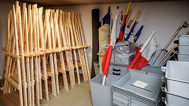 Zamstnanci mstsk sti Praha 9 zaali rno s rozvozem uren a dalho vybaven pro volebn mstnosti. (12. ledna 2023)
