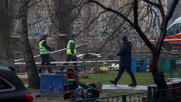 Policie a záchranáři pracují na místě havárie vrtulníku, který se zřítil v souvislosti s ruským útokem na Ukrajinu, ve městě Brovary u Kyjeva. (18. ledna 2023)