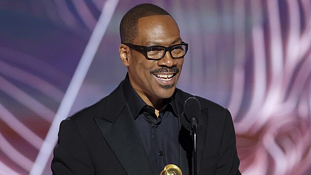 Ocen�n� za celo�ivotn� d�lo p�evzal na ud�len� Zlat�ch gl�b� herec Eddie Murphy. (11. ledna 2023)