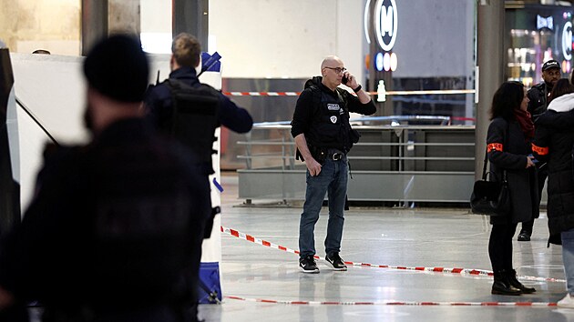 tonk na paskm ndra Gare du Nord pobodal est lid vetn policisty. (11. ledna 2023)