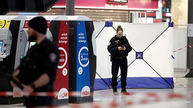 tonk na paskm ndra Gare du Nord pobodal nkolik lid, policie ho postelila a zadrela. (11. ledna 2023)