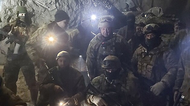 Vagnerova skupina zveřejnila snímek, na které jsou vojáci spolu se šéfem skupiny Jevgenijem Prigožinem. Údajně se nacházejí v solném dolu u Soledaru, o který se v posledních dnech vedou boje mezi Ukrajinou a Ruskem. (10. ledna 2023)