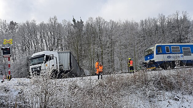 U imelic na Psecku se srazil kamion s vlakem, tyi lid jsou zranni. (18. ledna 2023)