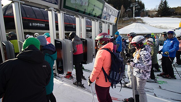 Skiarelu Kopivn v Jesenkch zahjil provoz celosvtov originlnho odbavovacho systmu, pi kterm lyai nepotebuj dn paprov jzdenky ani ipov karty.