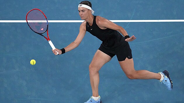 Ukrajinsk tenistka Anhelina Kalininov hraje forhend ve druhm kole Australian Open.