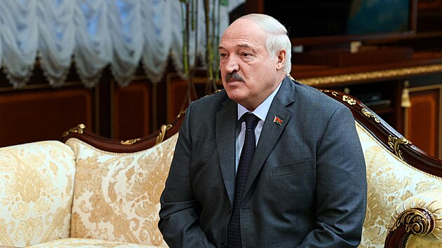Blorusk prezident Alexandr Lukaenko pijal ruskho ministra zahrani Sergeje Lavrova v Minsku. (19. ledna 2022)