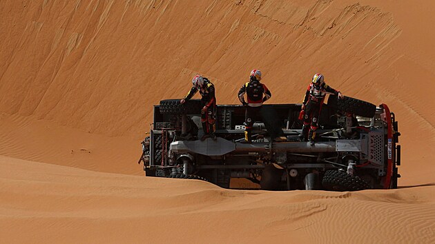 Jaroslav Valtr, Ren Kilin a Tom ikola zkoumaj nsledky ve 12. etap Rallye Dakar.