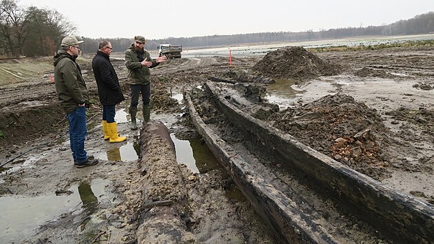 Majitel rybni�n�ho hospod��stv� Adolf Vondrka (na sn�mku nejd�l) ukazuje n�m�stkovi hejtmana Romanu L�nkovi a �editeli V�chodo�esk�ho muzea Tom�i Lib�nkovi n�lez ze dna rybn�ka.