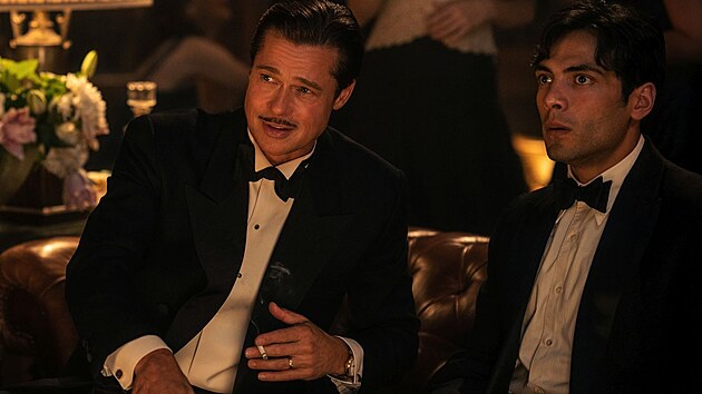 Brad Pitt a Diego Calva ve filmu Babylon