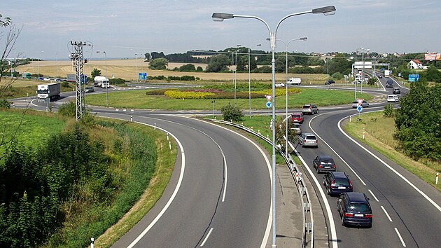 Kruhový objezd na kraji Olomouce poblí nákupního centra Globus patí k...