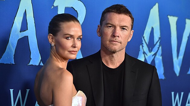 Sam Worthington s manželkou Larou na premiéře filmu Avatar: The Way of Water (Londýn, 6. prosince 2022)
