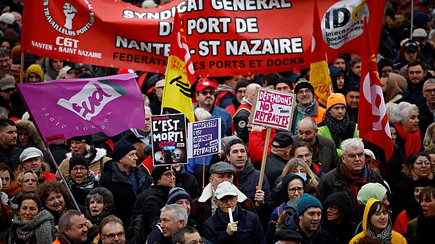 Francie ve tvrtek vstoupila do rozshl generln stvky proti plnovan dchodov reform. (19. ledna 2023)