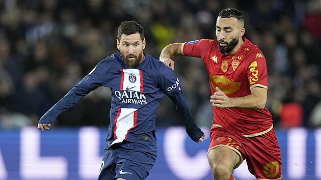 Lionel Messi (vlevo) z PSG uniká Himadu Abdellimu z Angers.